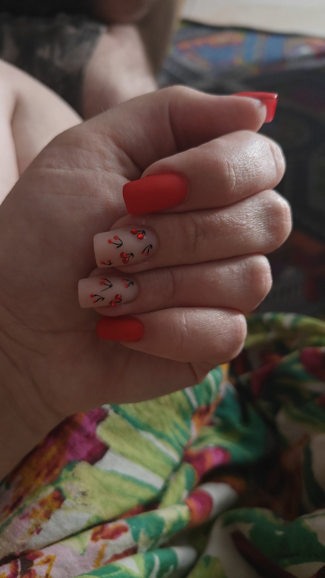 Rode en nude nagels met kleine kersjes