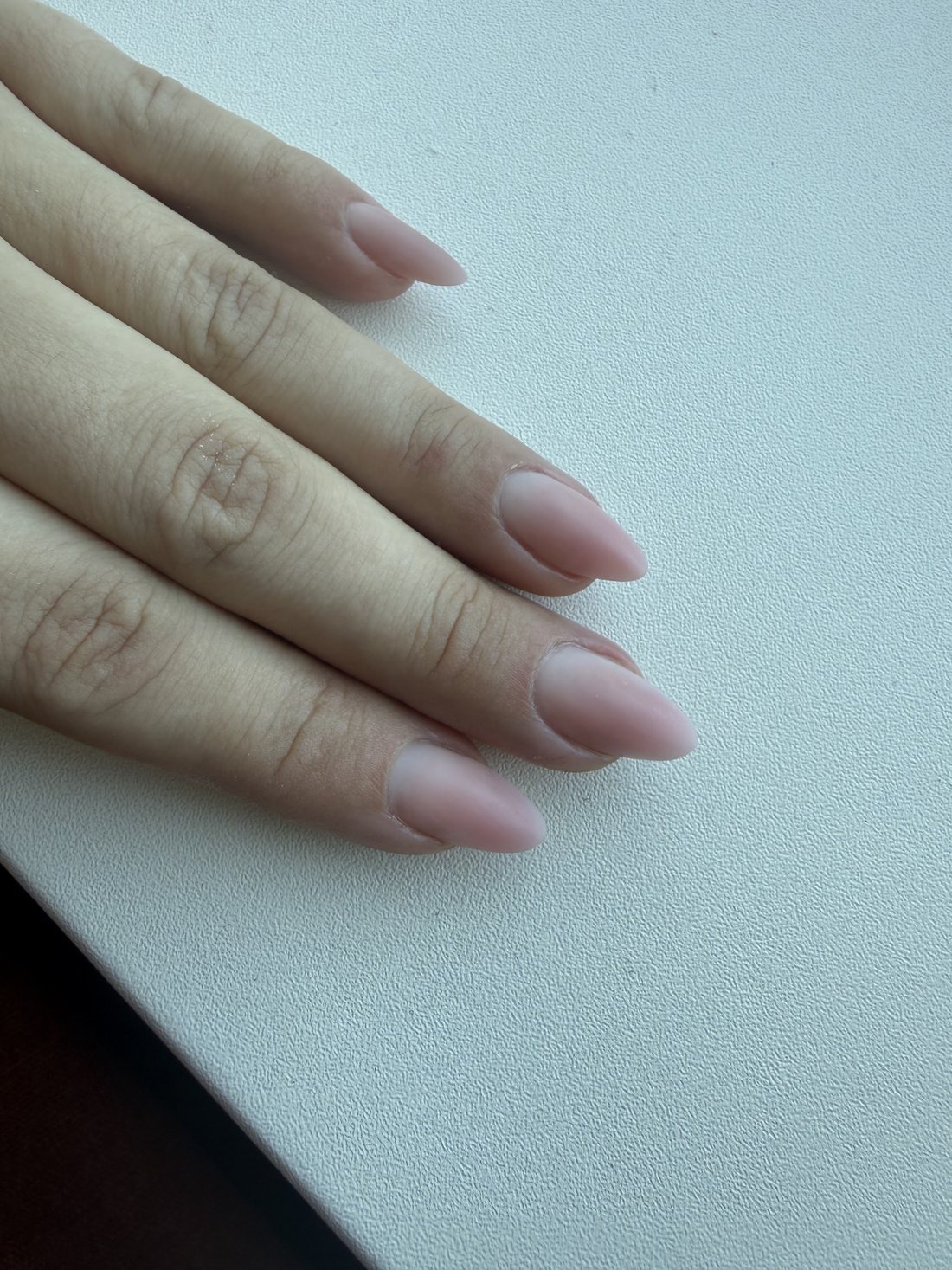 Lange nude amandelnagels