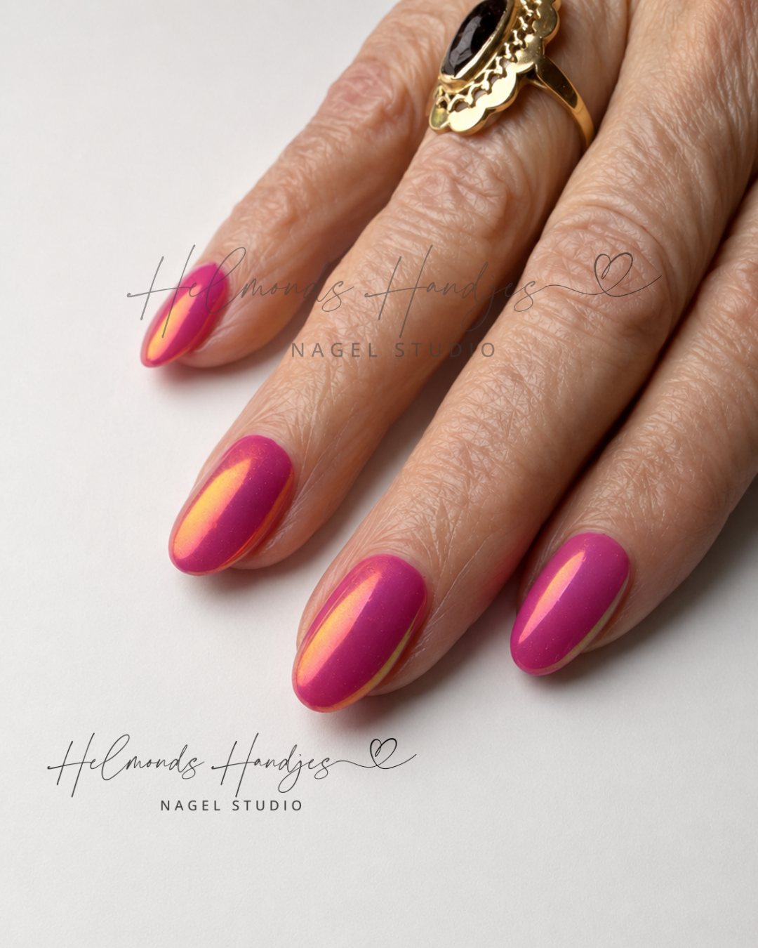 Roze en oranje chrome op amandelnagels