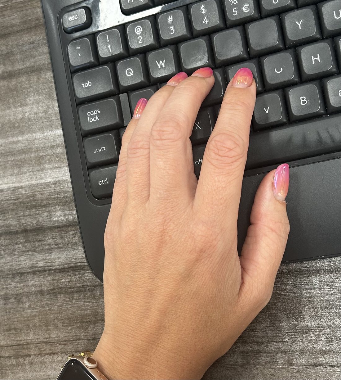 Roze ombré nagels met een witte rand