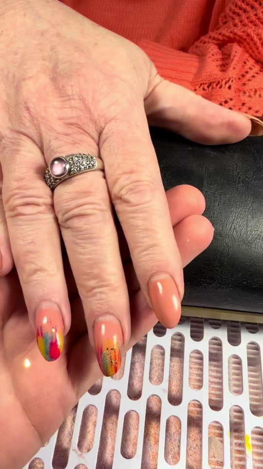 Perzikkleurige nagels met handgeschilderde bloemmotieven
