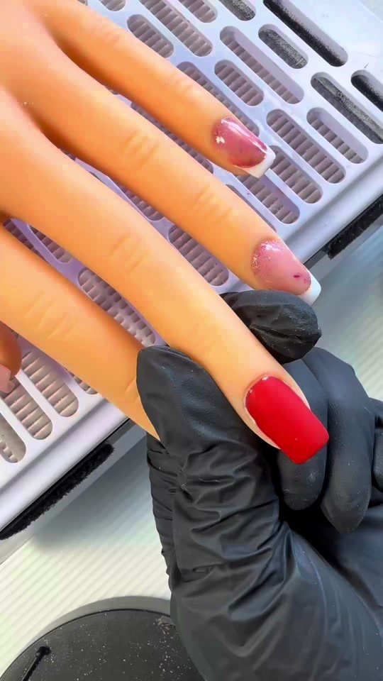 Rode nagel met een verborgen hartje naast roze nagels