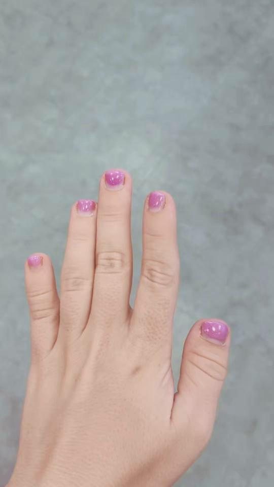 Korte, verzorgde natuurlijke nagels met roze glitter