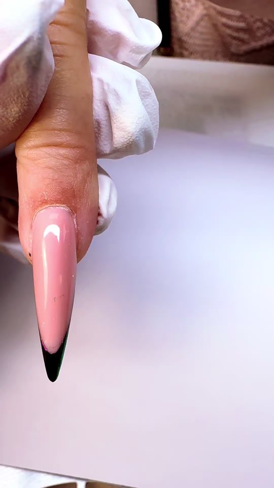 Lange roze stiletto nagel met een zwarte punt