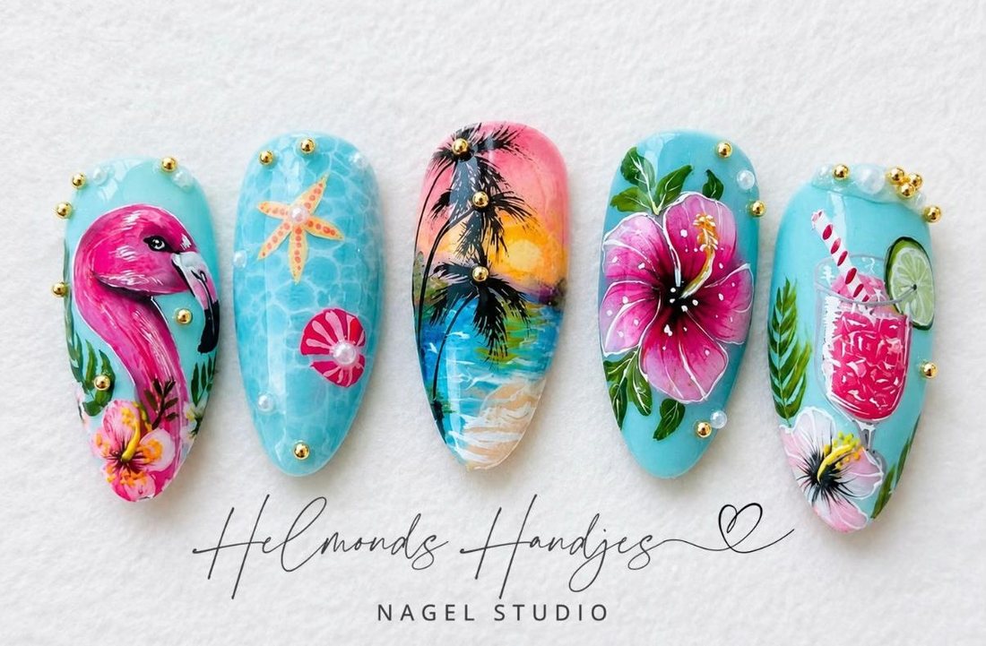 Vijf handgeschilderde nageltips: een flamingo, een zeester met schelp, een palmboom bij zonsondergang, een hibiscus en een roze cocktail met limoen